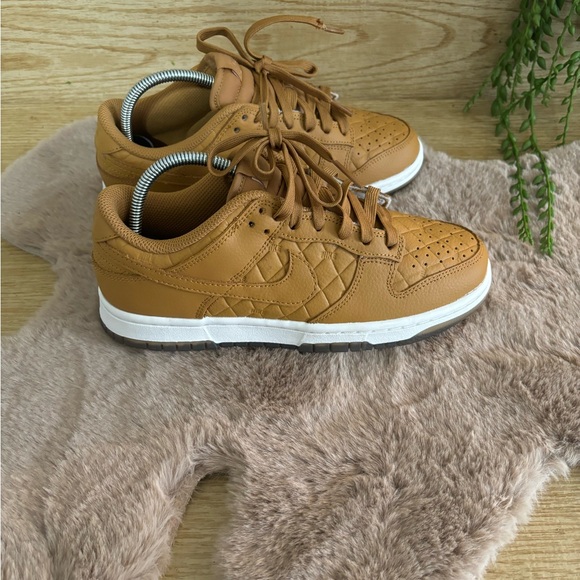 Nike - Picture 3 of 6